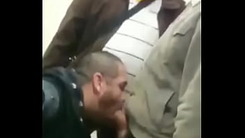 Mamando Vergas A Maduros En El Ba_o Publico