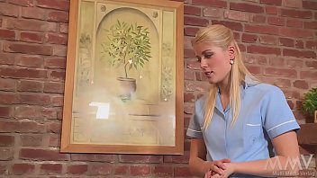 Der Liegt Mit Schwerem Herzen - Der Sohn Verursacht Der K-schwester Schmerzen