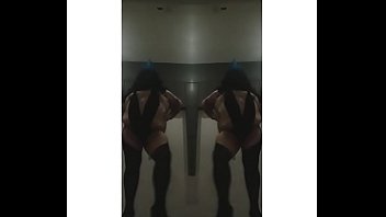 Chica Tv Baila En Tacones Desnuda