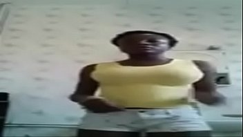 Une Blackette En Short Fait Danser Ses Gros Nichons