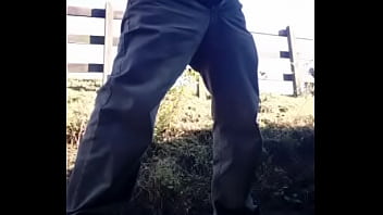 Peão Dotado Batendo Punheta Na Fazenda