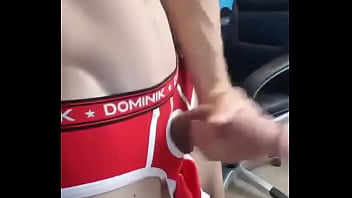 Macho De Sunga Vermelha Socando Uma Punheta