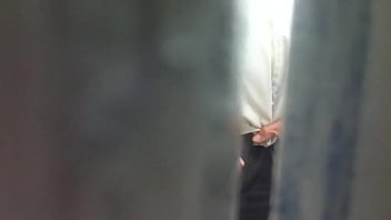 Velho Tocando Uma No Banheiro Da Estação