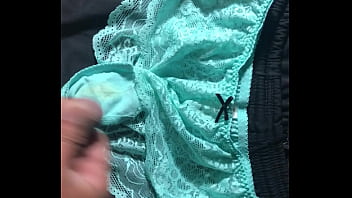 射在綠色原味蕾絲內褲上 分泌物有淫水