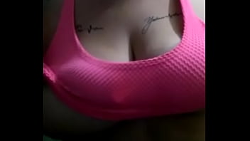Gostosa... Mostrando As Tetas