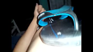 Masturbação Deliciosa Com Os Chinelos Mormaii De Um Cara Conhecido, Tava Com Muito Tesão Também Peguei As Meias Sociais Dele E Calcei Junto Nos Pés Com O Chinelo