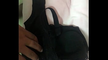 射在原味黑色蕾絲奶罩上