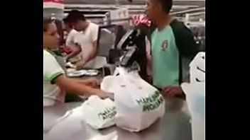 Chibolos Pavos Pagando Con Monedas A Cajera Puta.