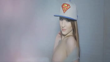 Quien Es La Chica Con Gorra De Superman?