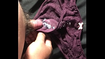 射在酒紅色蕾絲內褲上 分泌物多