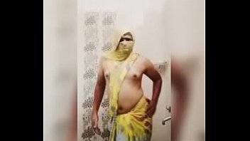 Sonu Show Navel In Saree