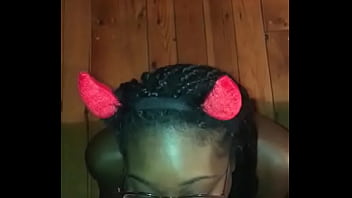 Angolana Faz Broche No Velho