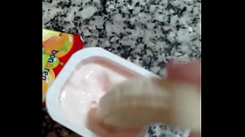 Banana Muy Caliente V. A Un Pobre Pequeño Yogurt Virgen