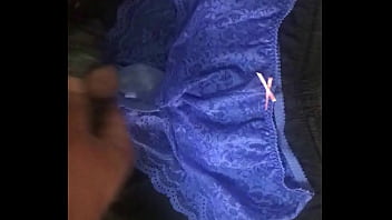 射在原味藍色全蕾絲內褲上 有汗味 分泌多 用另一件原味套住