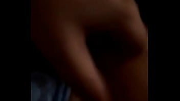 Gostosa Colocando A Calcinha De Lado No Escuro