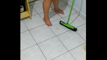 Namorada Arrumando O Quarto