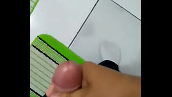 Amigo Me Mandou Video Gozando No Banheiro (3)