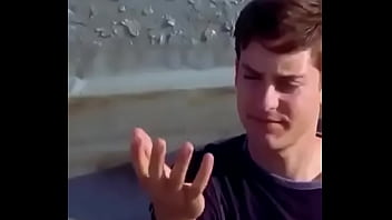 Novinha Foi Abrir A Boca E Levou Uma Teia Branca E Sedosa Na Cara