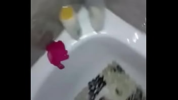 En El Baño Me Toco El Pene