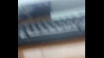 Batendo Uma Na Frente Do Computador