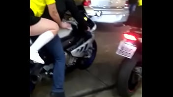 Loira Andando De Moto Com Saia Curta