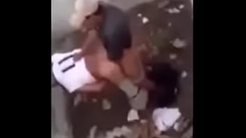 Repartidor De Pizza Con Un Gran Salchichón