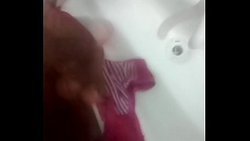 Negão Dotado Gozando Na Calcinha Da Enteada Gostosa