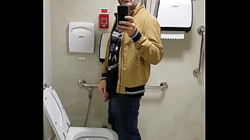 Coroa Carioca Mijando / Mature Man From Rio,pissing