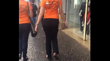 Duas Gostosas Andando No Centro De Legging