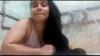 বাথরুমের গোসল করার ভিডিও