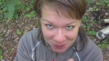 Жена сосёт влесу