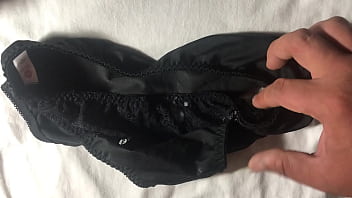 射在原味黑色純棉內褲上 觸感很好