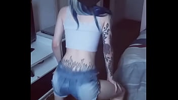 Novinha Delícia Dançando Funk De Shortinho Jeans