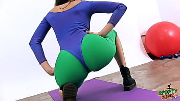 Perfect Ass Babe And Sexy Cameltoe In Tight 80' Spandex!