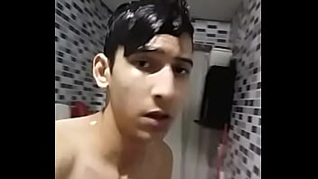 Magrinho Roludo Se Exibindo No Banheiro