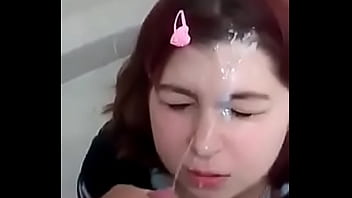 Colorada Con La Cara Llena De Leche En Baño Público