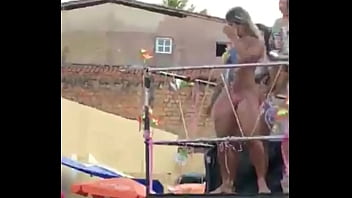 Loira Cavalona Pelada No Carnaval De Rua