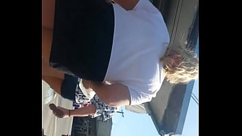 Bajo La Falda De Linda Guerita