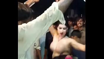 सेक्सी लडकी डांस करती