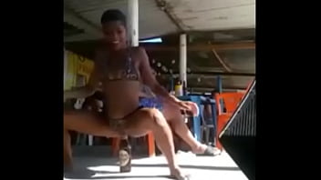 Magrina Rebolando Na Boquinha Da Garrafa