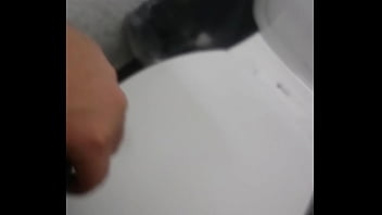 Jugando En El Baño De La Oficina