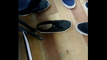 Garota Gostosa Exibindo O Pezinho Sedutor