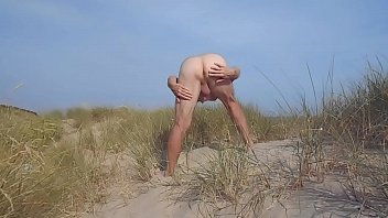Exhibition Dans Les Dunes - masturbation, soloboy, anal-sex, nudiste - Video 3798050