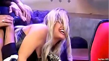 Manosean A Mujer En Tv Y Ella Se Deja