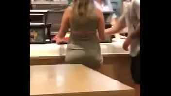 Comendo Um Mc Feliz.