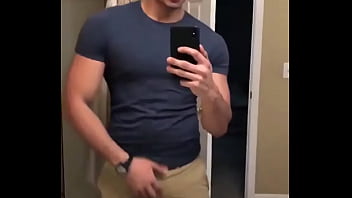 Gostoso Tirando O Pirocão Para Fora