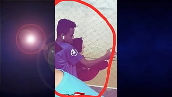 Comendo O Pescoçin Na Grade