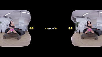 Solo Pissing In Virtual Reality Porn For Gorgeous Dafne