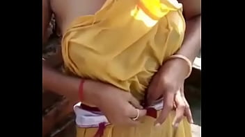 Desi Bhabhi Bathing Video
