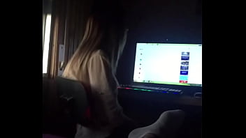 Una Amiga En Casa Mirando Una Película Mientras Me Hago Una Pija